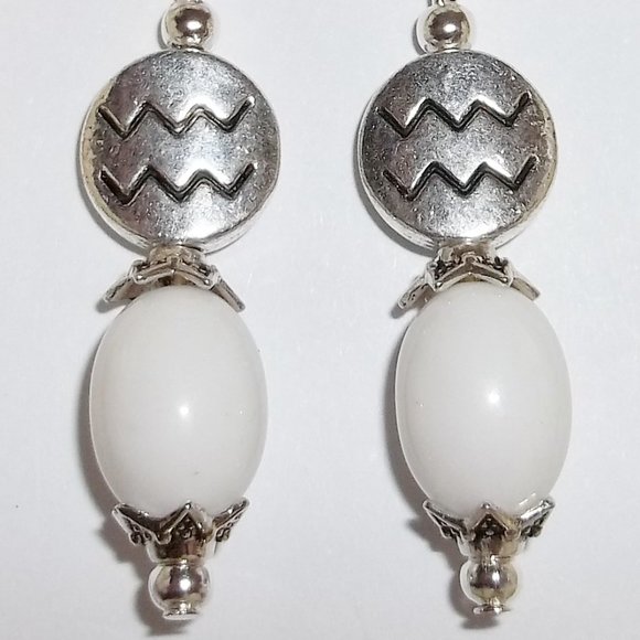 White & Silver Beaded Dangle Earring Handmade 4166 - Picture 7 of 8
